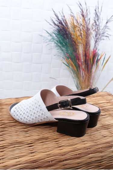 Hakiki Deri Beyaz-Siyah Kadın Burun Kapalı Sandalet 211127507