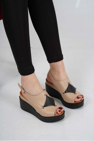 Hakiki Deri Badem-Siyah Kadın Dolgu Topuk Sandalet 231229509