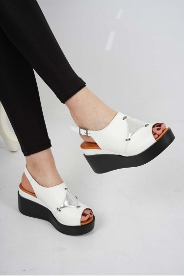 Hakiki Deri Beyaz-Gümüş Kadın Dolgu Topuk Sandalet 231229509
