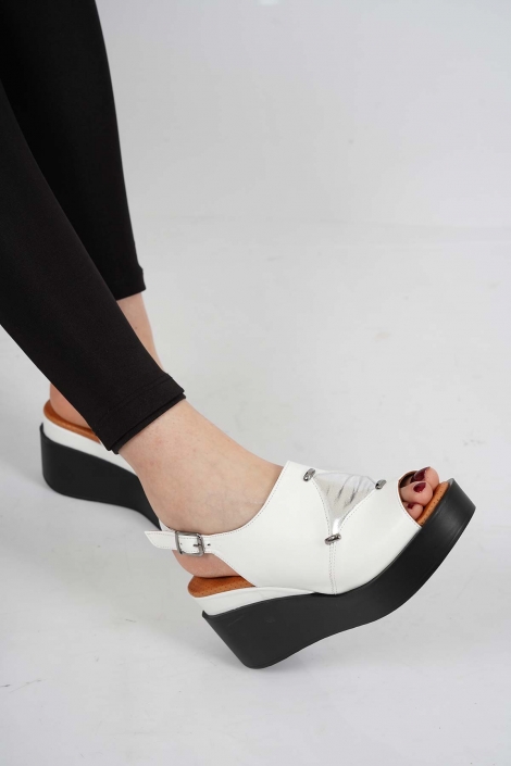 Hakiki Deri Beyaz-Gümüş Kadın Dolgu Topuk Sandalet 231229509